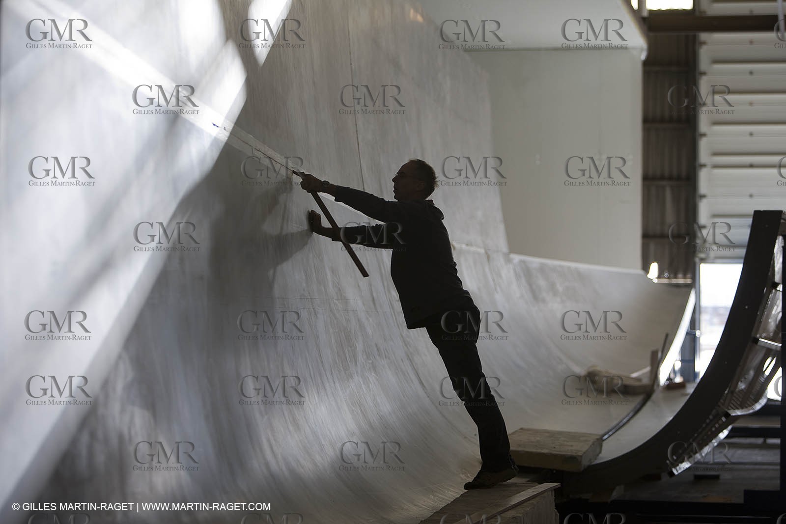 22 01 2008 - La Ciotat (FRA, 13) - Construction du catamaran de croisière Nahema au chantier H2X - Assemblage du moule de coque
