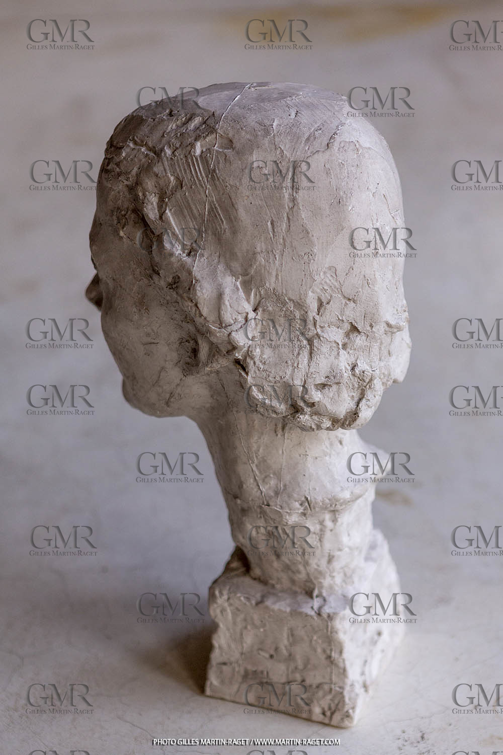 20 07 2020, St Rémy de Provence (FRA,13), Oeuvre de Germaine Richier, Buste n° 15 1933 ou 1934, plâtre de tirage, collection particulière