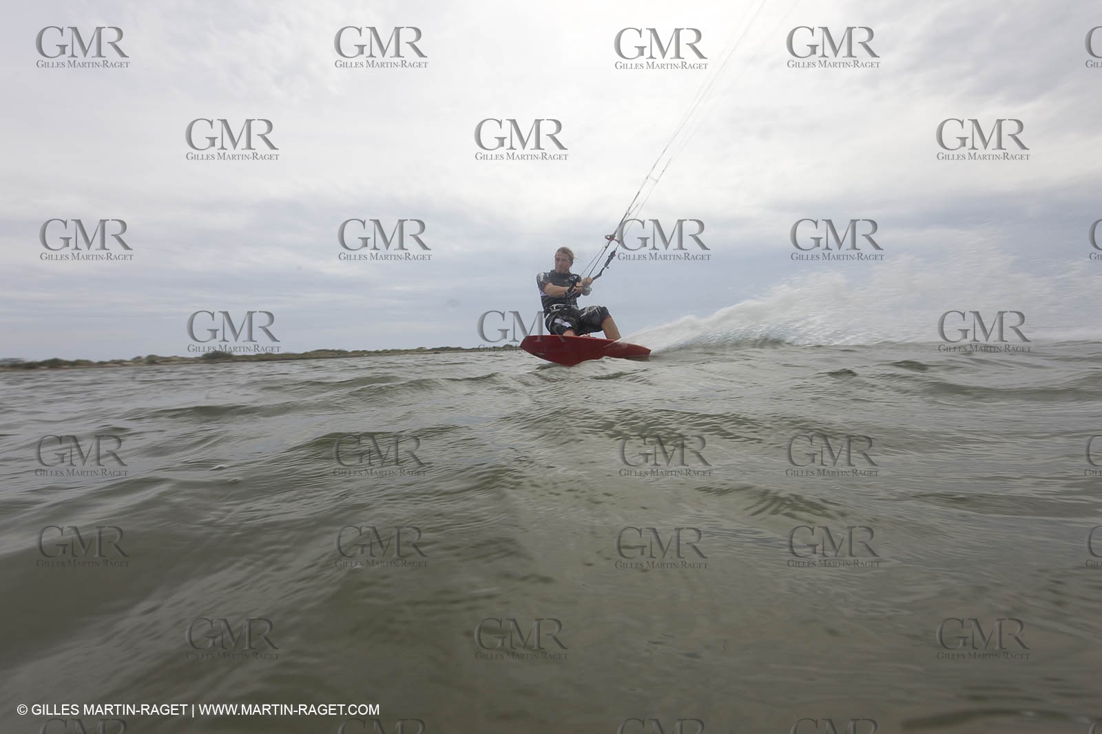 08 05 2008 - Port Saint Louis du Rhône (FRA, 13) - kite surfer Alexandre Caizergues training