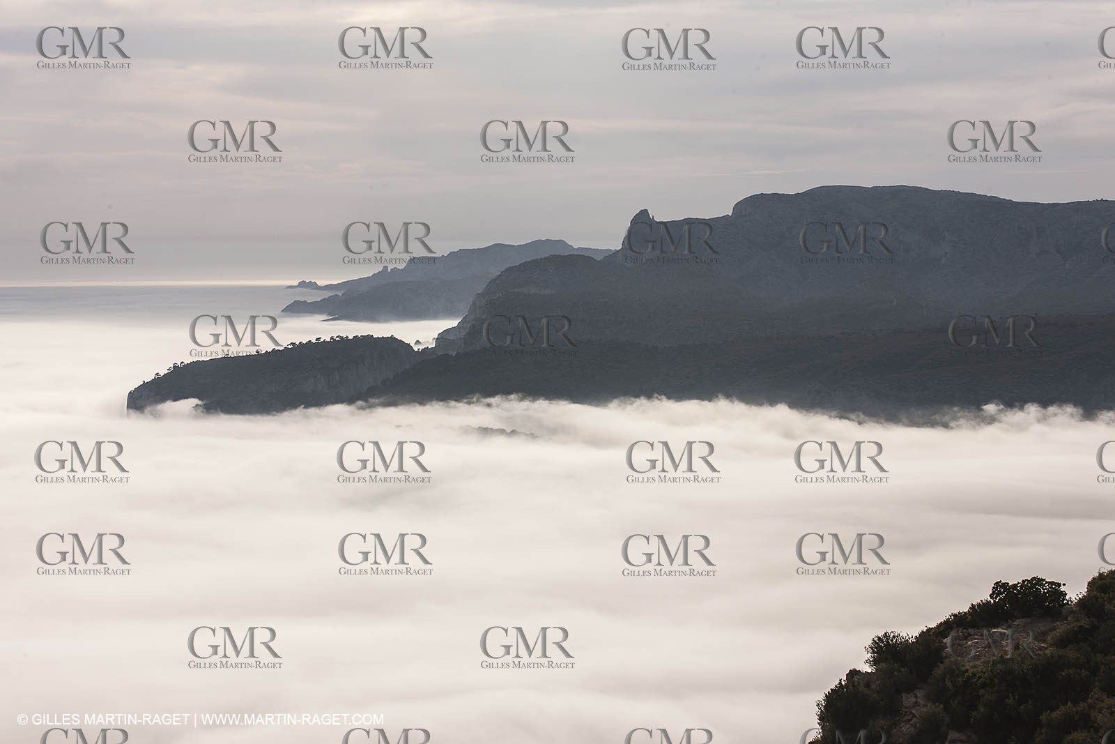 18 07 2012 - Marseille  (FRA ) - Les Calanques -  Phénomène d'entrées maritimes - La Nèble (brume, en provençal)