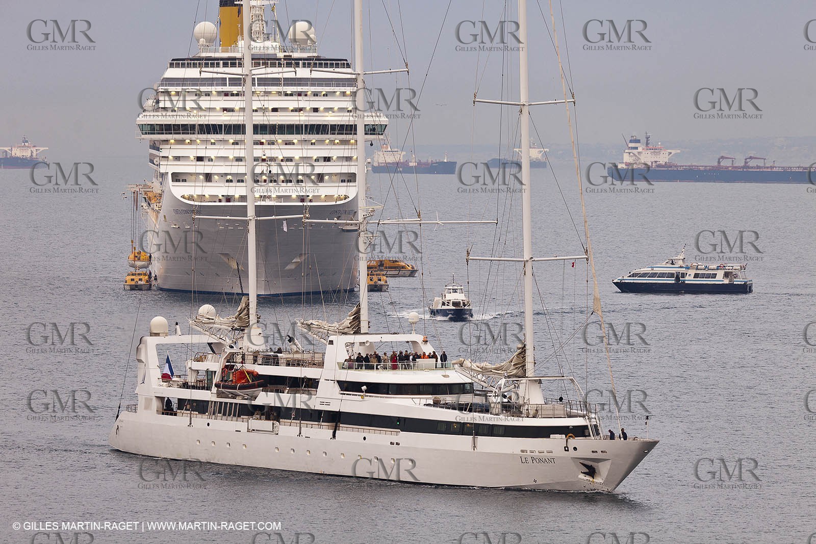 23 10 2010 - Marseille (FRA,13) - Le Ponant - Arrival in Marseille and entrance in the historical port