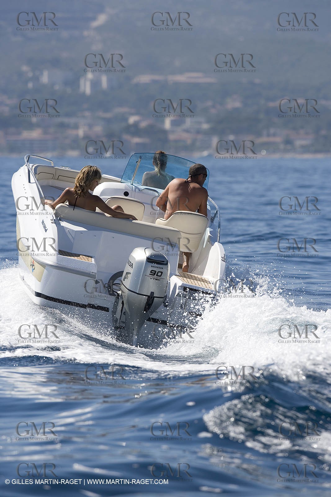 Bateau à Moteur en Route