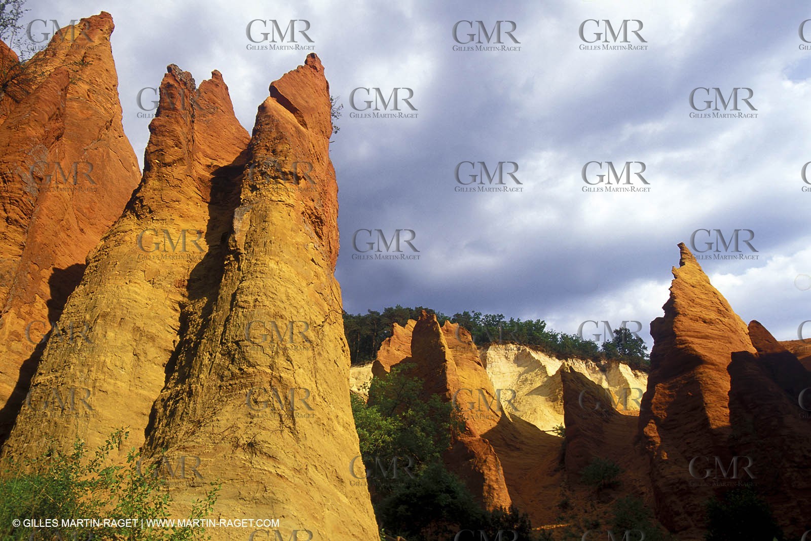 France, Provence, Luberon, Carrières d'ocre près d'Apt, ocher stone pit near Apt