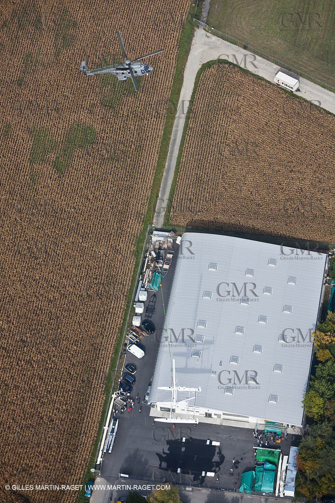 08 10 10 - St Sulpice (SUI) - Hydroptere.ch touches water