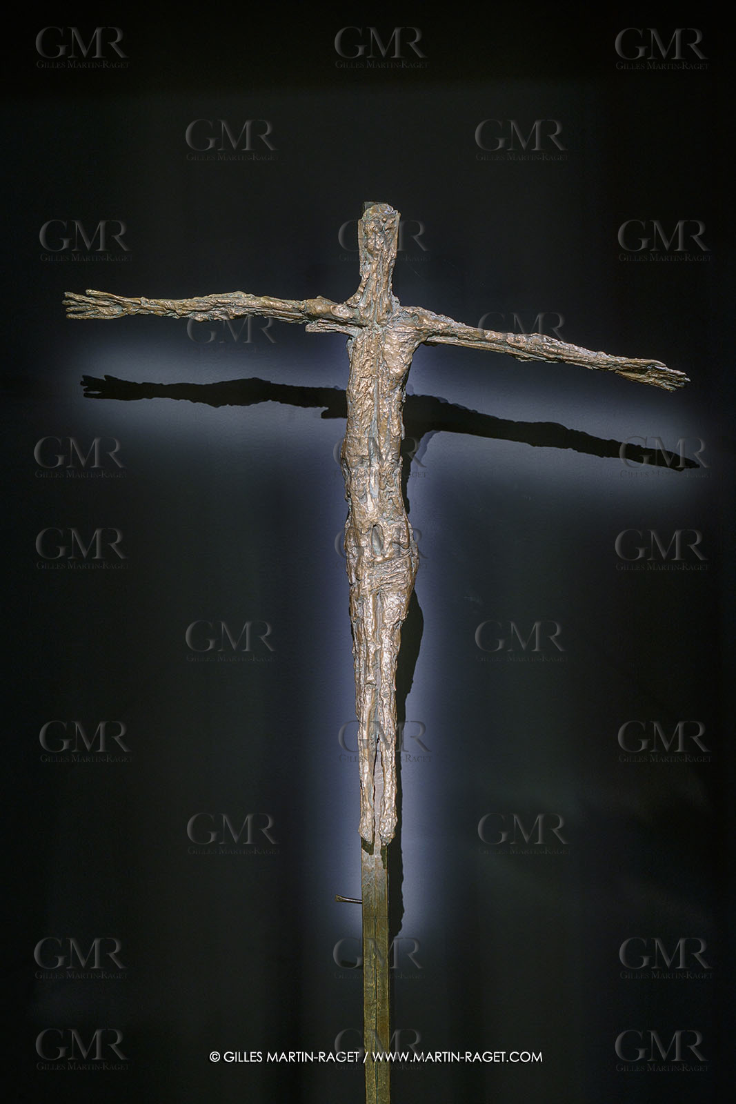 02 05 2023, Paris (FRA), oeuvre de Germaine Richier, Exposition Centre Pompidou 2023, Christ d'Assy 1950, Bronze naturel nettoyé, 235 x 138 x 31,6 cm, Fondeur : Alexis Rudier, Paris, Diocèse d'Annecy, Annecy, classement au titre des Monuments historiques par arr^été du 15 mars 1971