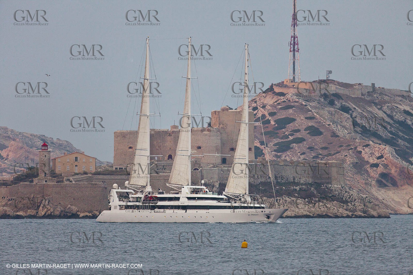 23 10 2010 - Marseille (FRA,13) - Le Ponant - Arrival in Marseille and entrance in the historical port