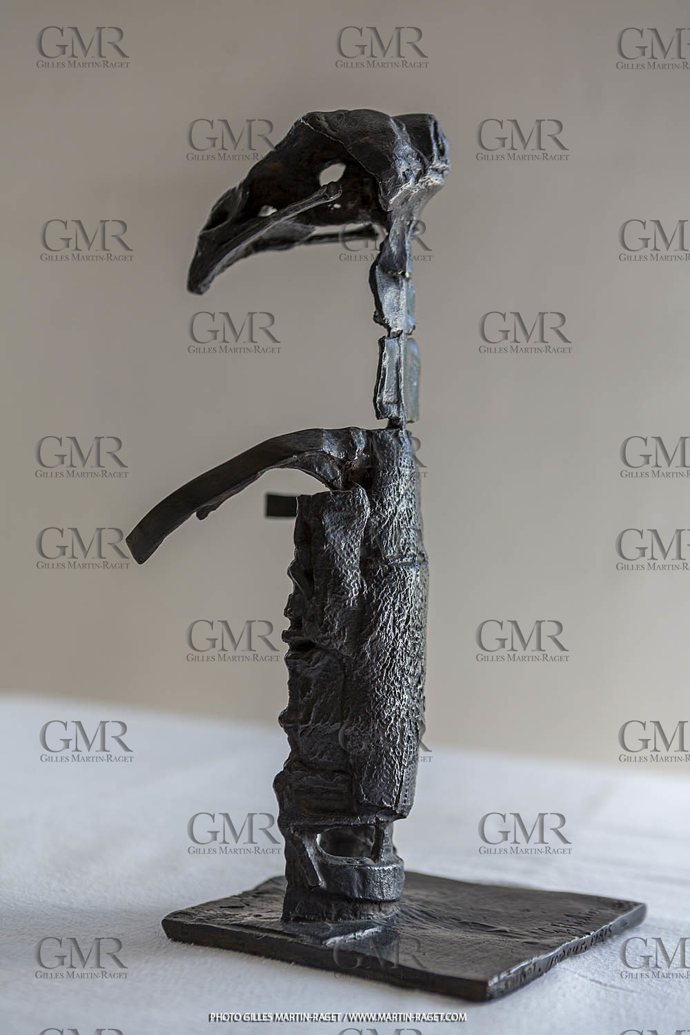 12 07 2020, St Rémy de Provence (FRA,13), Oeuvre de Germaine Richier, L'oiseau 1953, Bronze patiné foncé, Numéroté HC3, Fondeur :L.Thinot, Paris, 28,5 x 15,5 x 15,5 cm, collection particulière