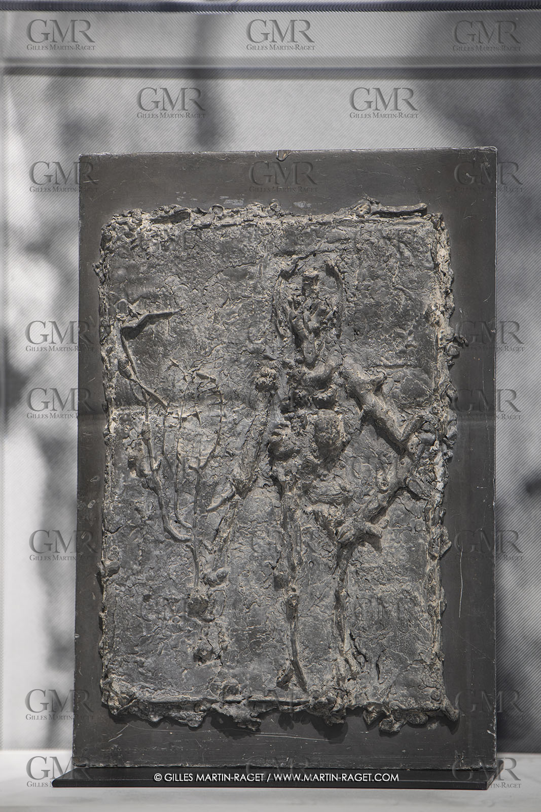 30 10 2023, Montpellier (FRA), oeuvre de Germaine Richier, Exposition Centre Pompidou - Musée Fabre 2023, Eve dans le jardin d'Eden 1953,, Relief en plomb, Pièce unique, 39 x 27 x 3 cm, Collection particulière