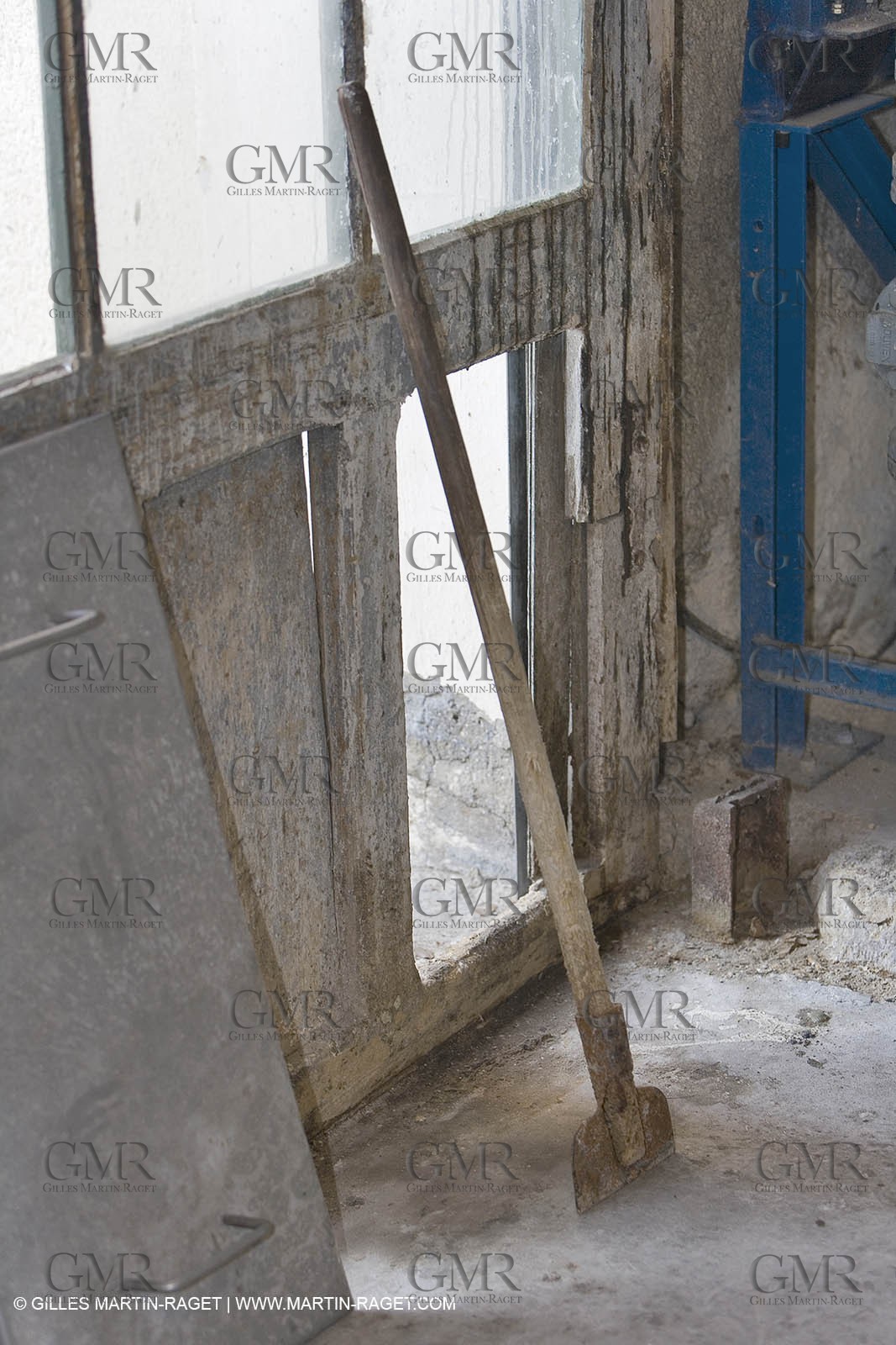 01 02 2007 - Salon de Provence - Fabrication traditionelle du savon de Marseille aux savonneries Marius Fabre - Outils**01 02 2007 - Salon de Provence - Traditional soap of Marseille making at Marius Fabre soap maker - Tools