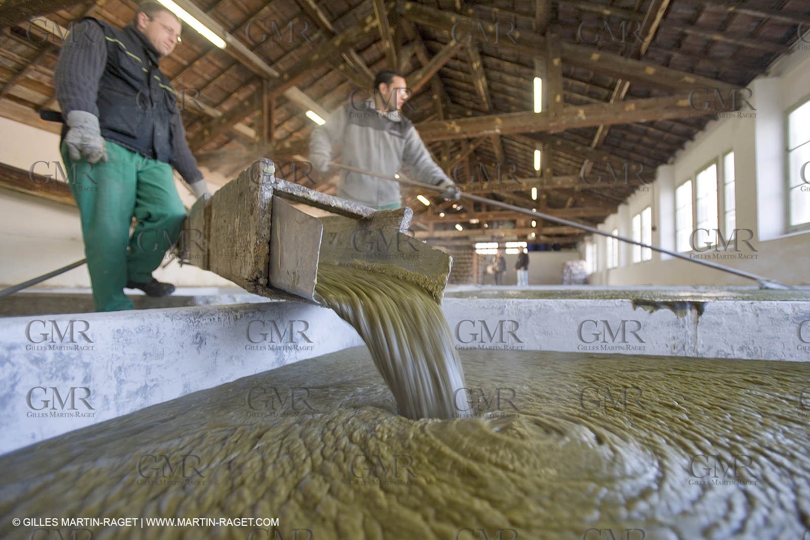 01 02 2007 - Salon de Provence - Fabrication traditionelle du savon de Marseille aux savonneries Marius Fabre - Coulée dans les bacs**01 02 2007 - Salon de Provence - Traditional soap of Marseille making at Marius Fabre soap maker - soap sent in open tanks
