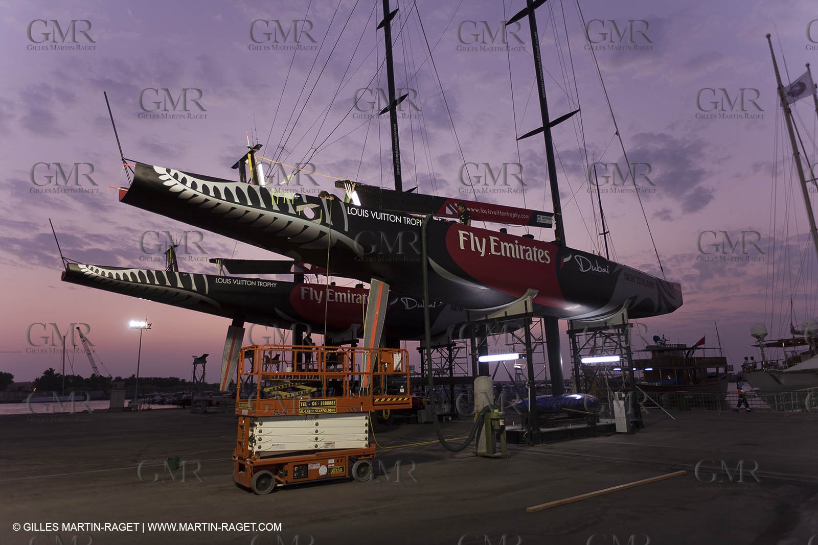 14 11 2010 - Dubai (UAE) - Dubai Louis Vuitton Trophy -  BMW ORACLE Racing - Training - Race Day 1 - Mascalzone Team NZ incident