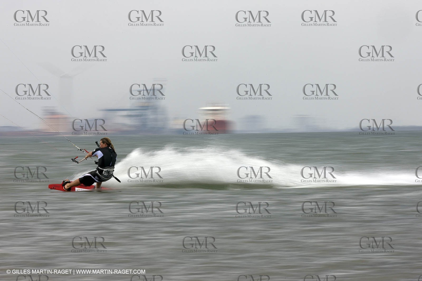 08 05 2008 - Port Saint Louis du Rhône (FRA, 13) - kite surfer Alexandre Caizergues training