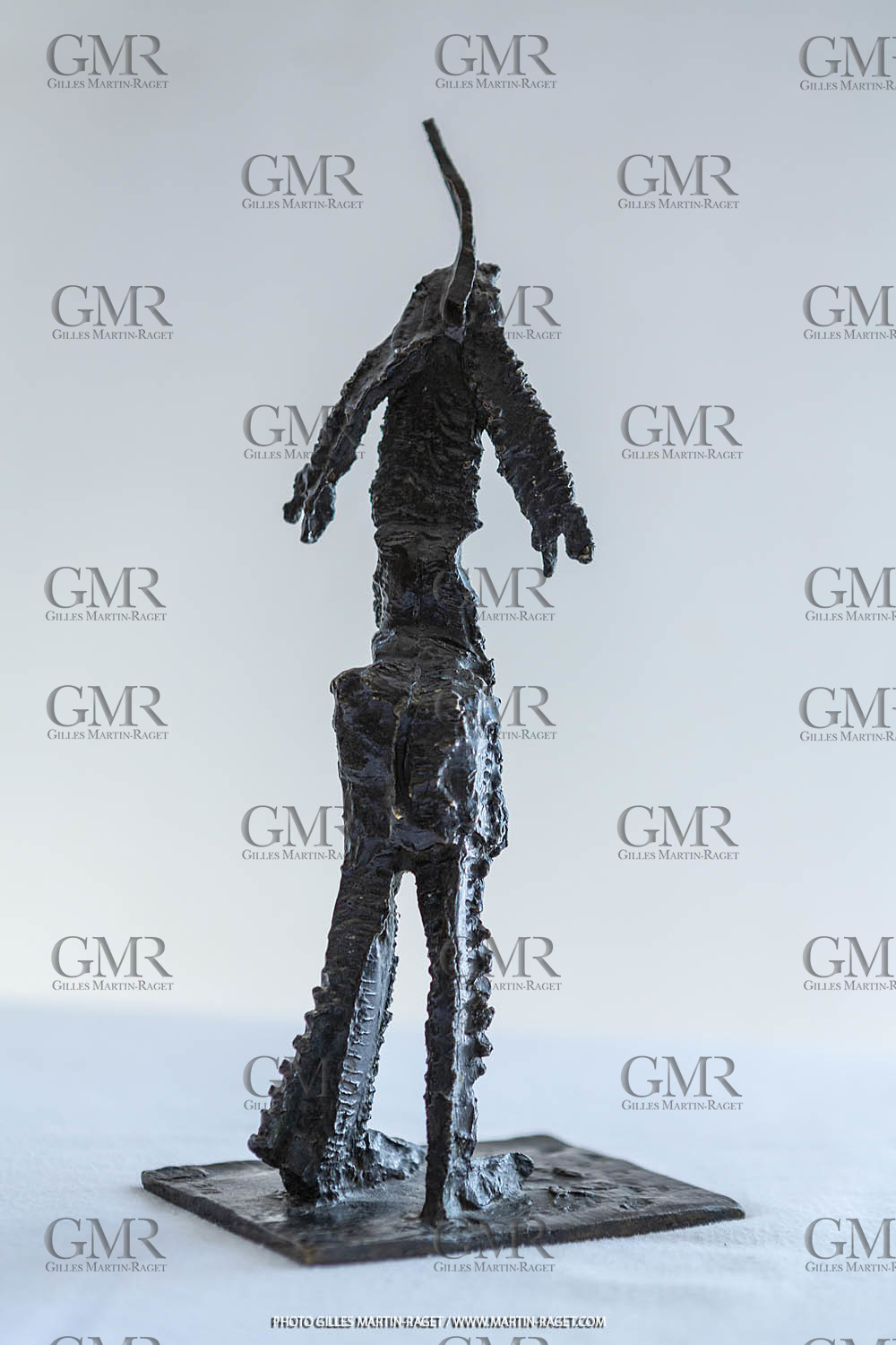 12 07 2020, St Rémy de Provence (FRA,13), Oeuvre de Germaine Richier, Guerrier n° 15 1955, Bronze patiné foncé, Numéroté 3 8, Fondeur : C. Valsuani, Paris, 27 x 9 x 12,5 cm, Collection famille Germaine Richier