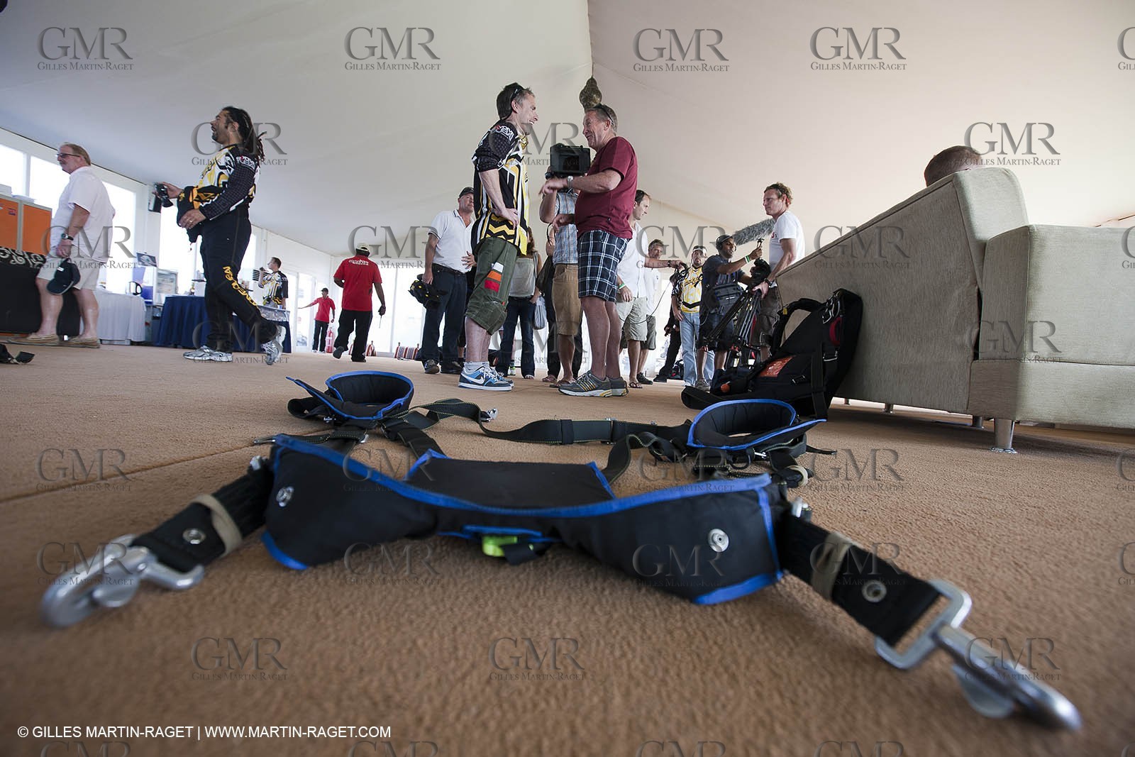 21 11 2010 - Dubai (UAE) - Dubai Louis Vuitton Trophy -  - Day off - James Spithill and Peter Lester go paragliding