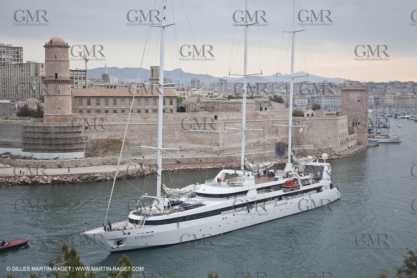23 10 2010 - Marseille (FRA,13) - Le Ponant - Arrival in Marseille and entrance in the historical port
