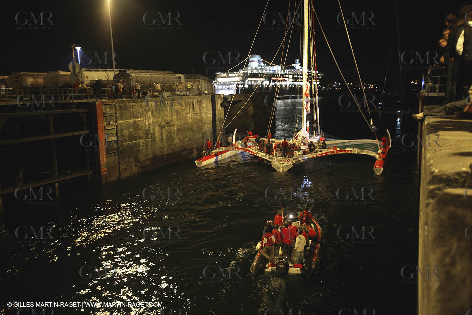 27 10 2006 - Saint Malo (FRA) - Route du Rhum 2006 - Thomas Coville - Sodeb'O - Lock passage