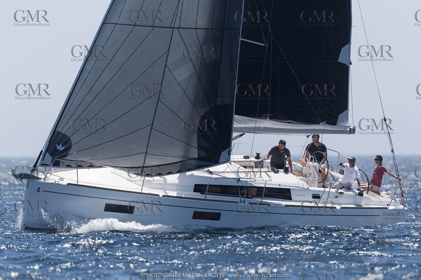 04 07 3017; Les EMbiez (FRA; 83) - Chantier Beneteau; Oceanis 38.1