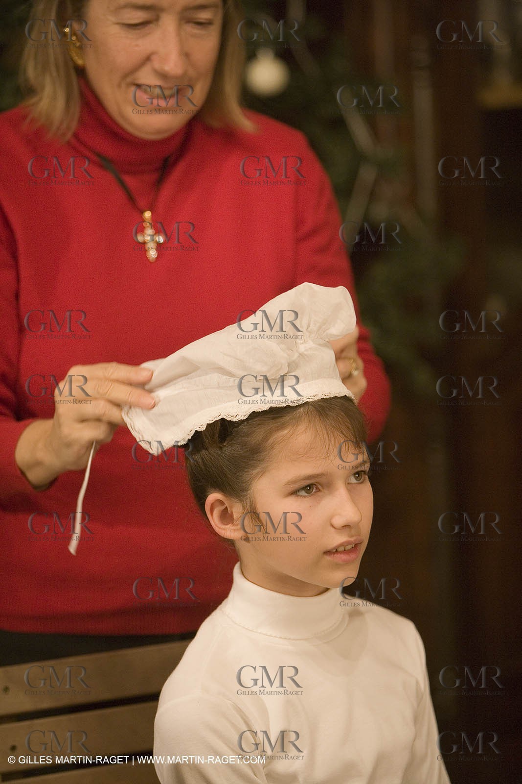 24 12 2006 - Les Baux de Provence - Christmas eve - Midnight mass with vivid crib and traditional procession in Saint Vincent Church.