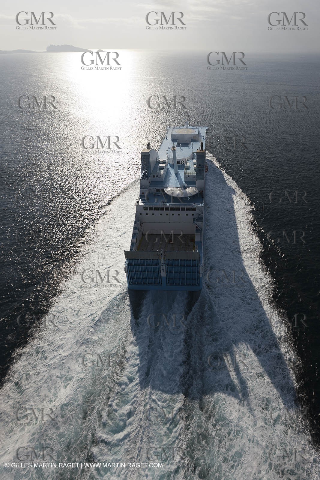 14 01 2012 - Marseille (FRA,13) - Compagnie La Méridionale - le Piana devant Marseille et les Calanques