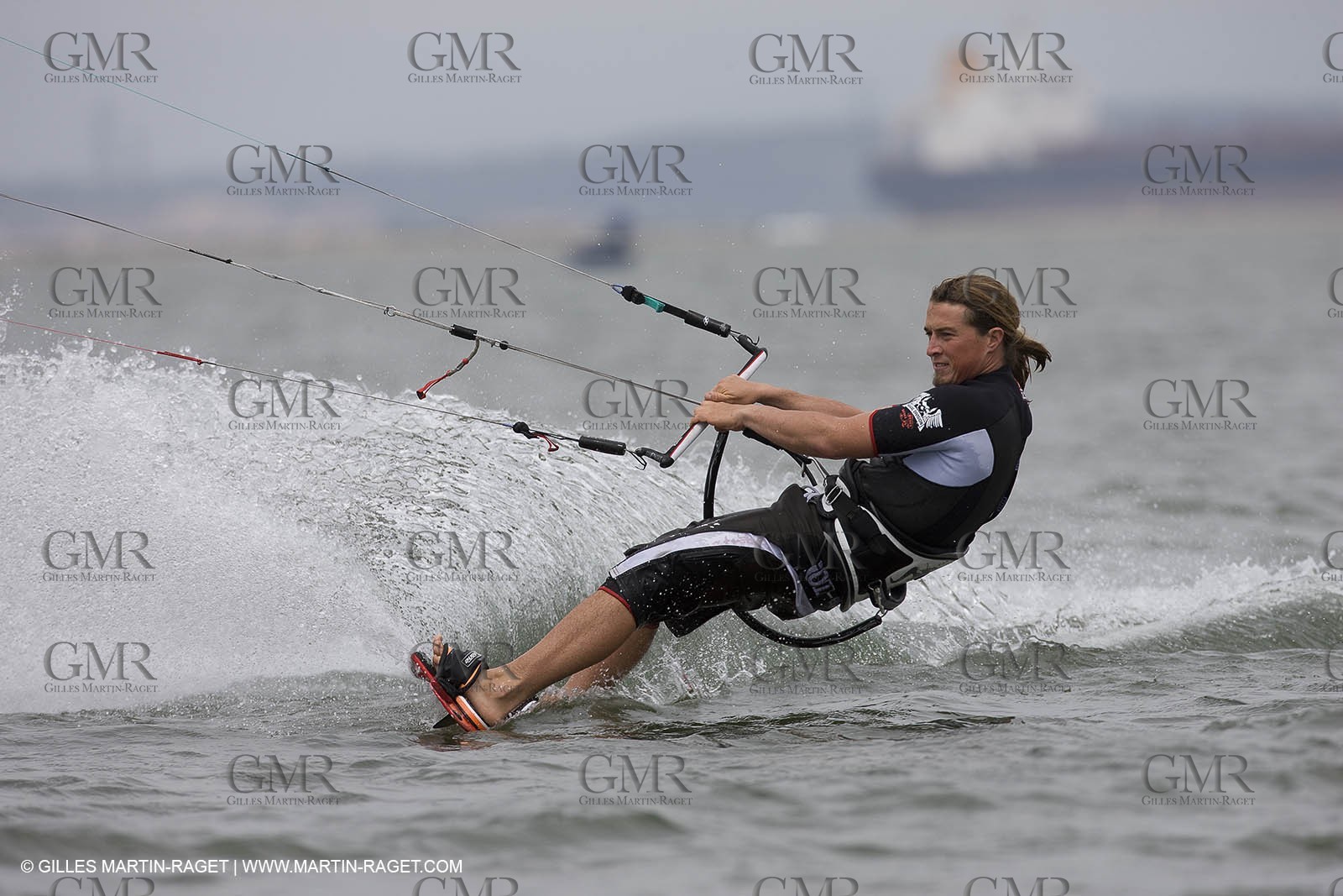 08 05 2008 - Port Saint Louis du Rhône (FRA, 13) - kite surfer Alexandre Caizergues training
