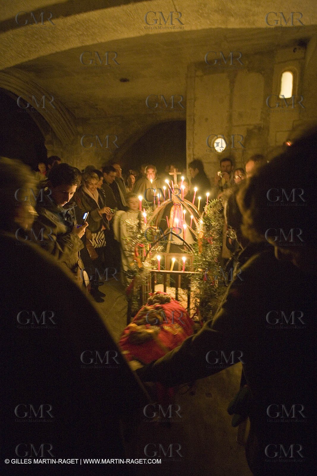 24 12 2006 - Les Baux de Provence - Christmas eve - Midnight mass with vivid crib and traditional procession in Saint Vincent Church.