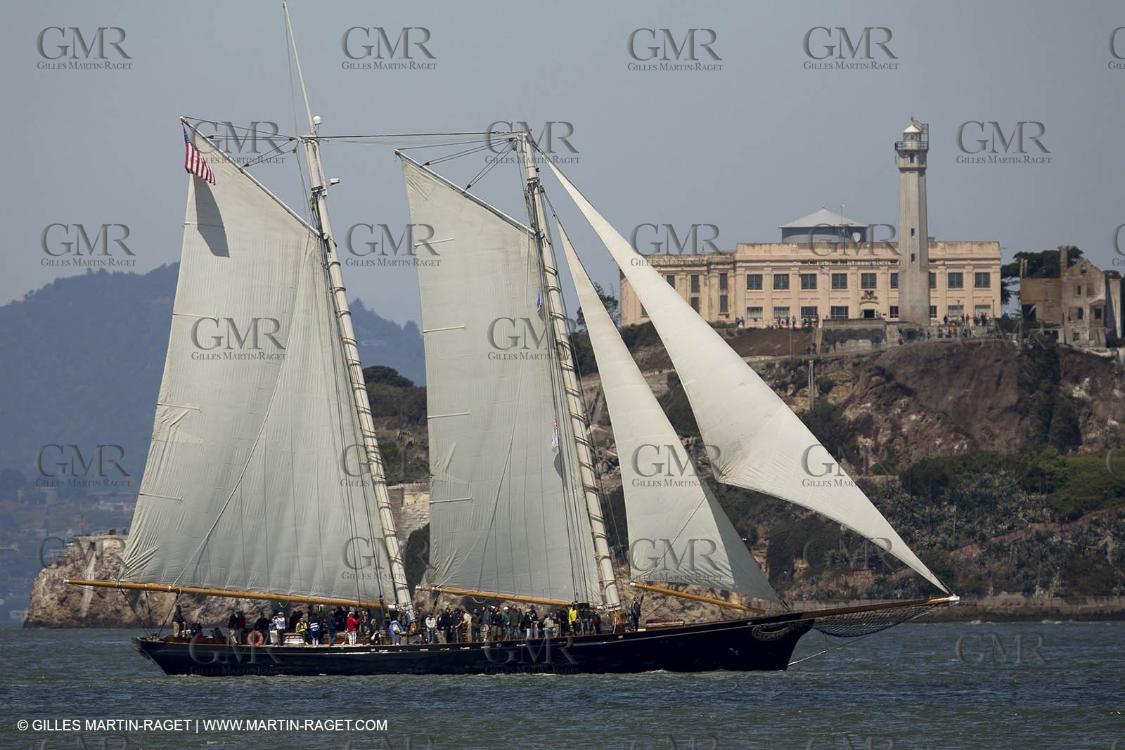 22 08 2013 - San Francisco (USA,CA) - 34th America's Cup - 162nd anniversary of Schooner America win in Cowes (UK,IOW), America schooner replaica pas by Alcatraz island