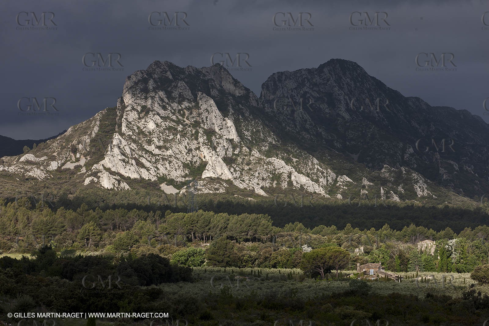 29 04 2012 - Eygalières (FRA, 13) - Chaîne des Alpilles vers Eygalières