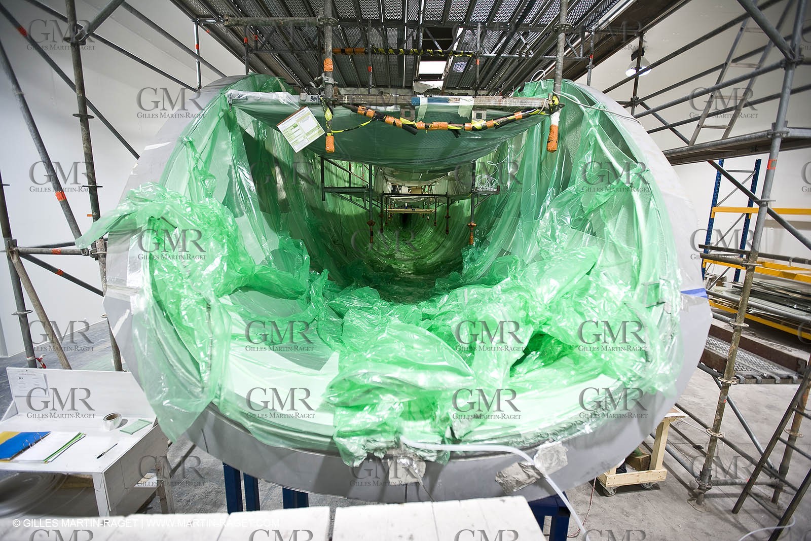 22 01 2008 - La Ciotat (FRA, 13) - Construction of cruising catamaran Nahema at H2X boatyard -modules lamination