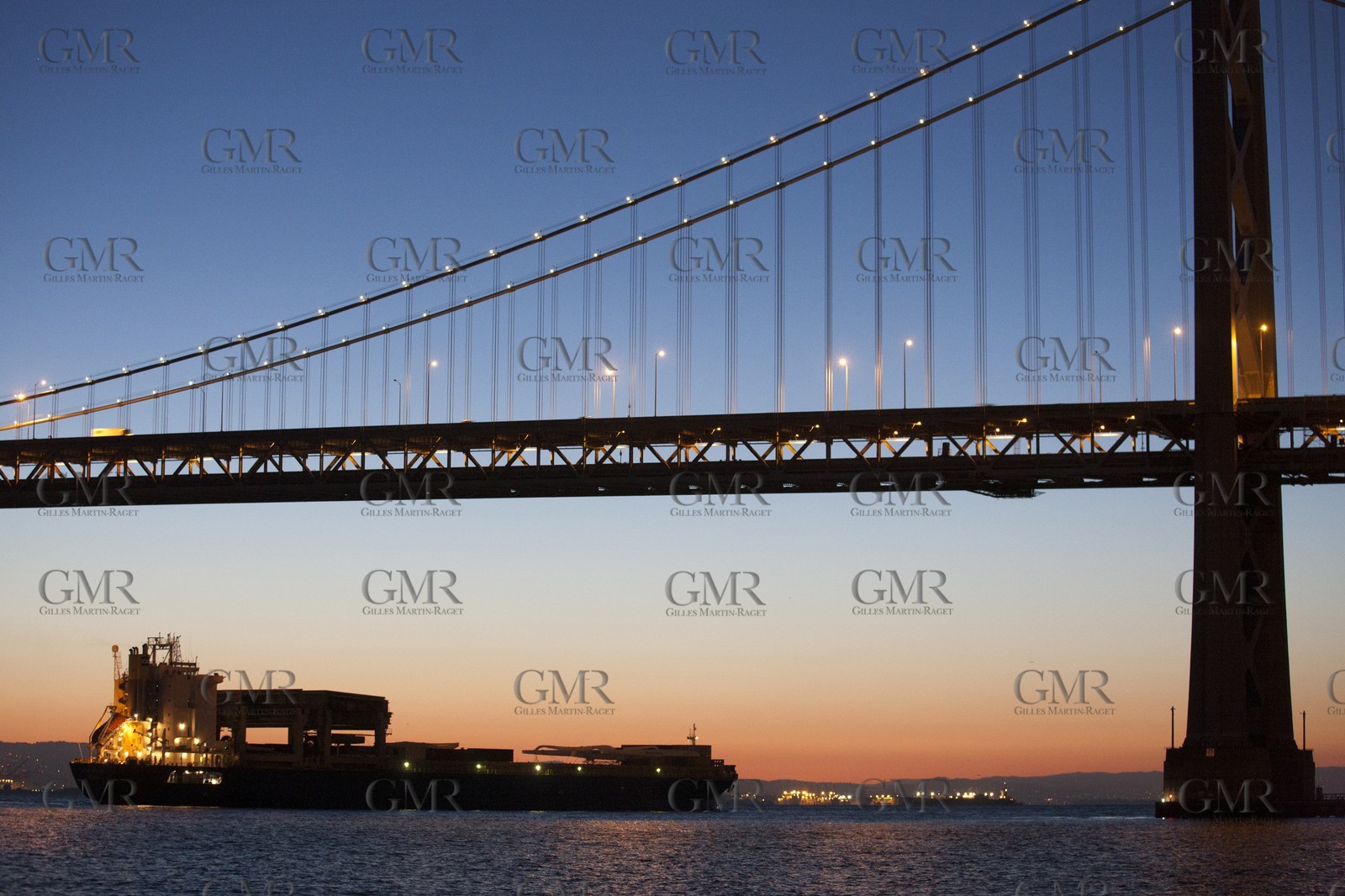 28 02 2011 - San Francisco (USA, CA) - USA 17 arrival in San Francisco - Star ISfjord passin under Oakland Bay Bridge