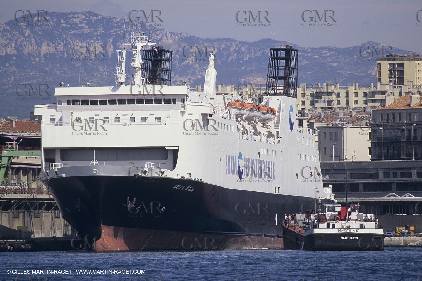 Monde maritime, opérations porturaires, ports, manoeuvres, marine world, harbour operations, maritime shipping,