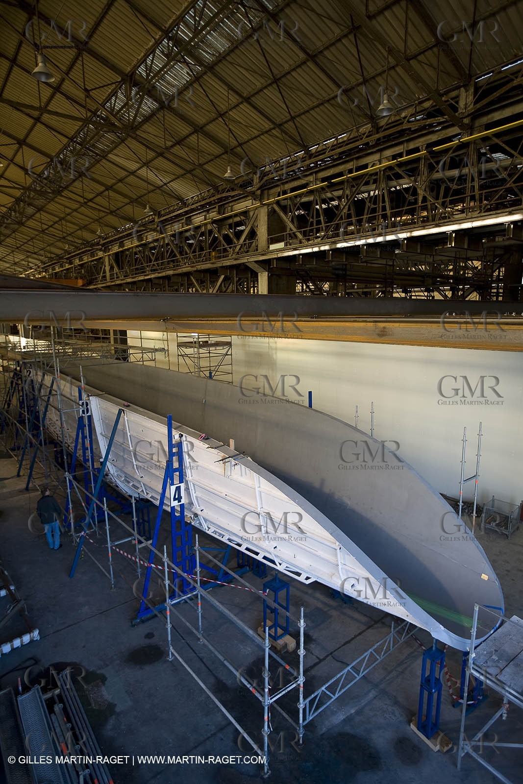 22 01 2008 - La Ciotat (FRA, 13) - Construction du catamaran de croisière Nahema au chantier H2X - Assemblage du moule de coque