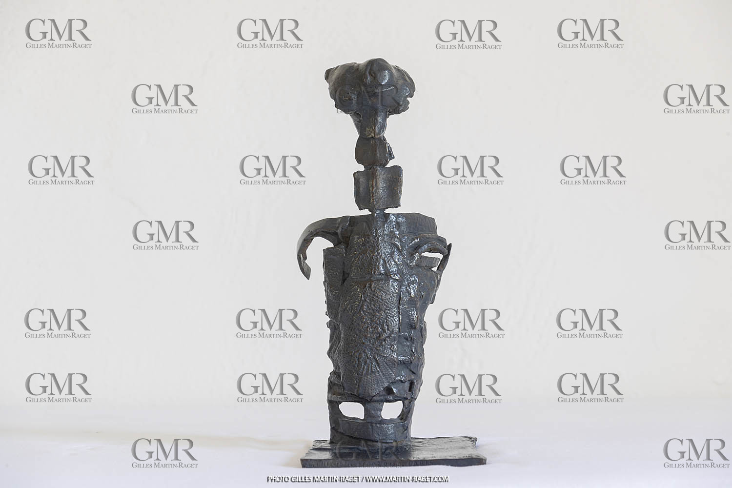 12 07 2020, St Rémy de Provence (FRA,13), Oeuvre de Germaine Richier, L'oiseau 1953, Bronze patiné foncé, Numéroté HC3, Fondeur :L.Thinot, Paris, 28,5 x 15,5 x 15,5 cm, collection particulière