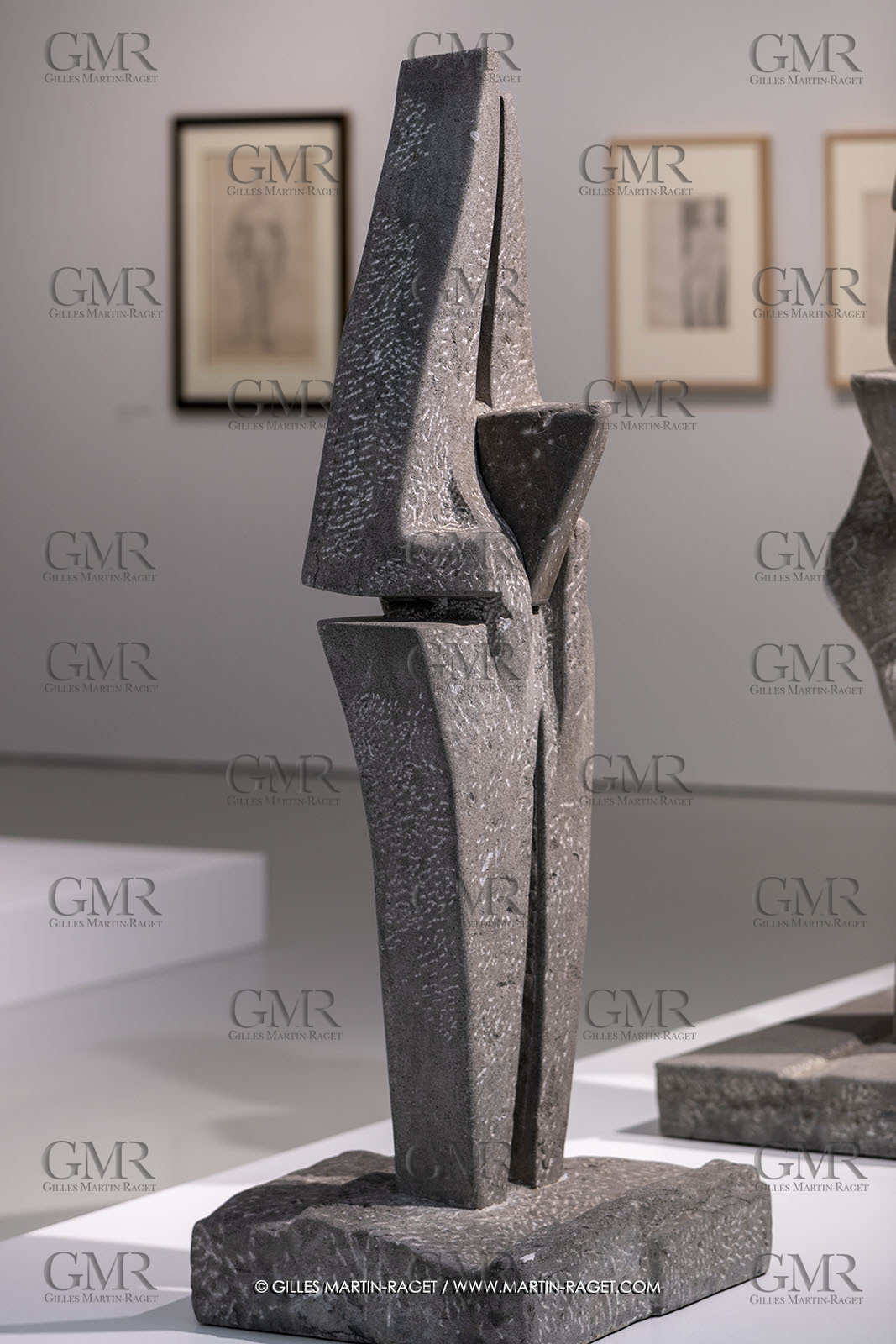 30 10 2023, Montpellier (FRA), oeuvre de Germaine Richier, Exposition Centre Pompidou - Musée Fabre 2023, Le Tombeau de L'Orage 1956, Pierre de Soignies (Flandres belges) taillée par Eugène Dodeigne, 166 x 59 x 55 cm, Musée Picasso Antibes, don de la famille de l'artiste en 1960