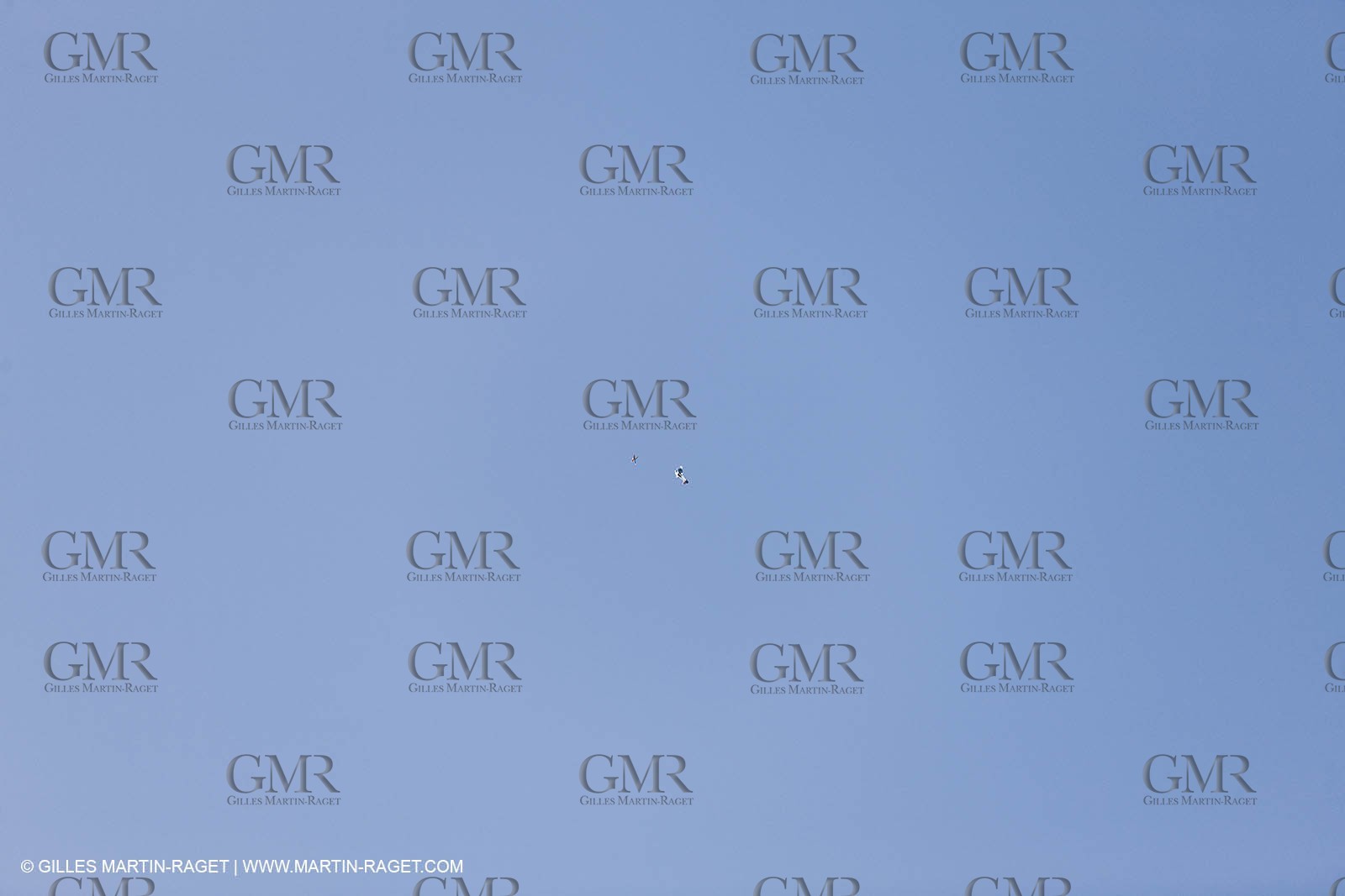 21 11 2010 - Dubai (UAE) - Dubai Louis Vuitton Trophy -  - Day off - James Spithill and Peter Lester go paragliding