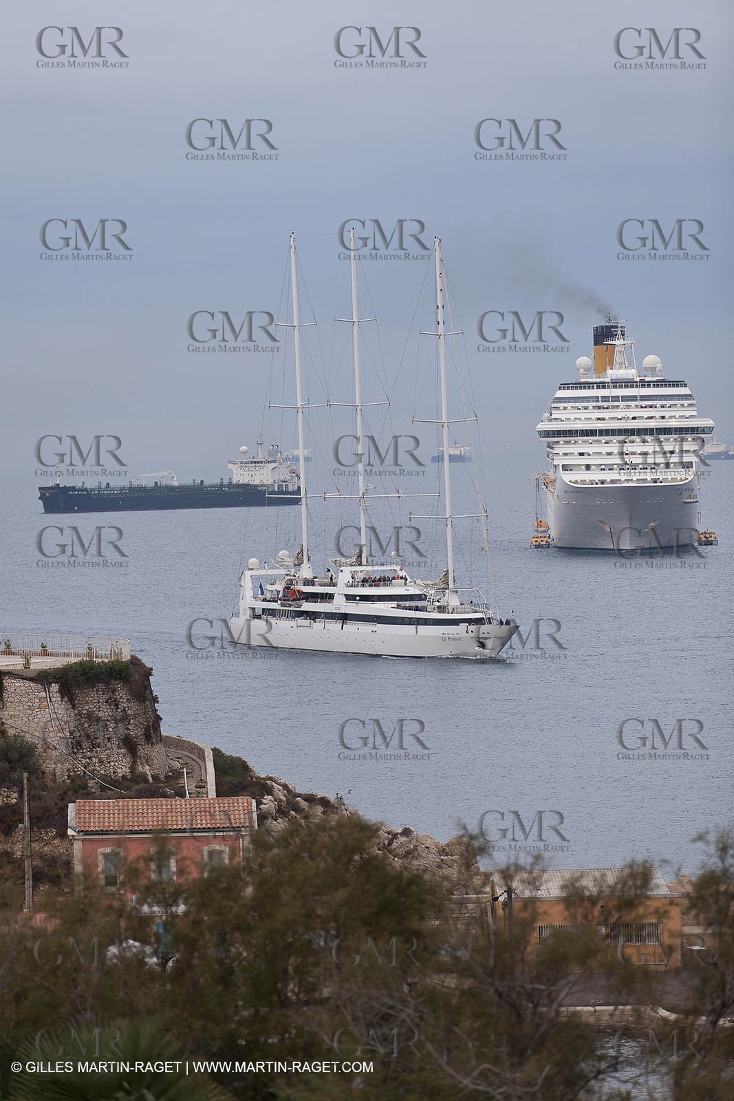 23 10 2010 - Marseille (FRA,13) - Le Ponant - Arrivée à Marseille et entrée dans le Vieux Port