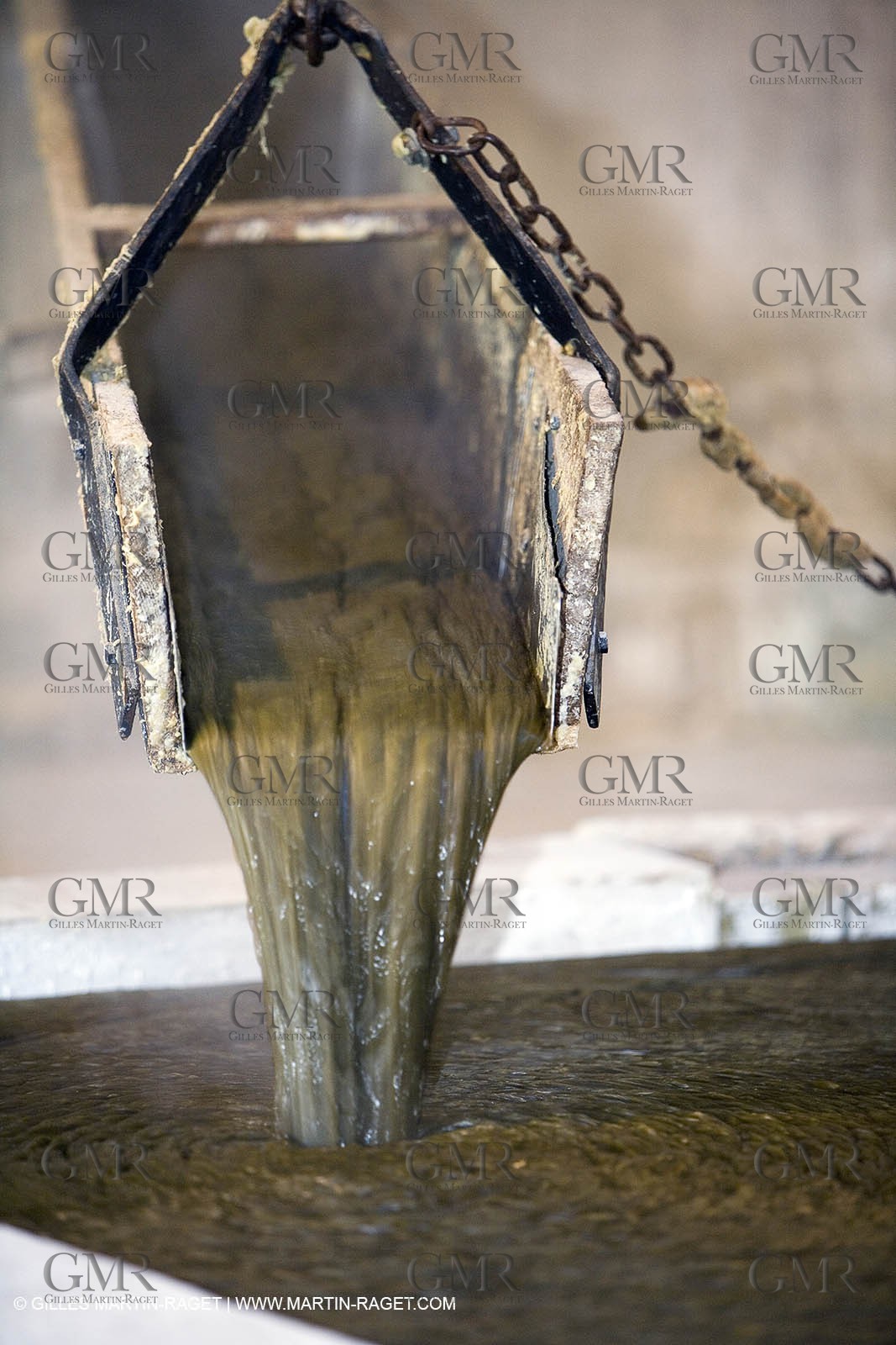 01 02 2007 - Salon de Provence - Fabrication traditionelle du savon de Marseille aux savonneries Marius Fabre - Coulée dans les bacs**01 02 2007 - Salon de Provence - Traditional soap of Marseille making at Marius Fabre soap maker - soap sent in open tanks