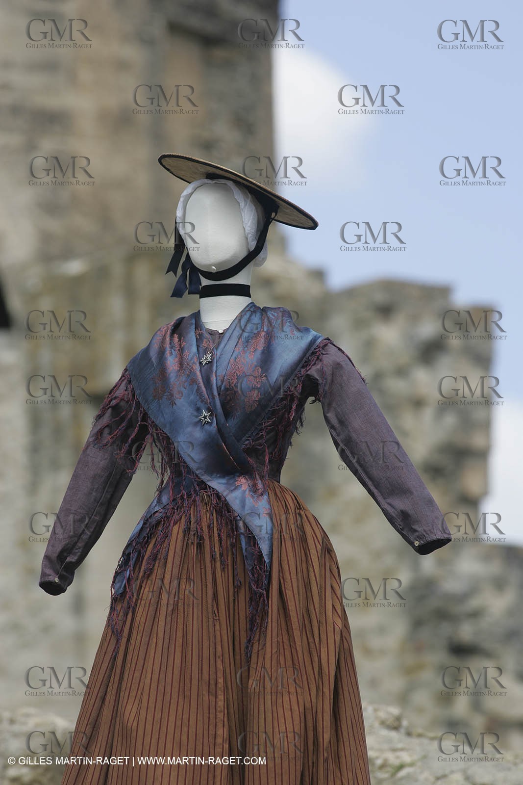 May 2004 - La Tour d'Aigues (FRA, 84) - Old costumes for women of the South exhibition