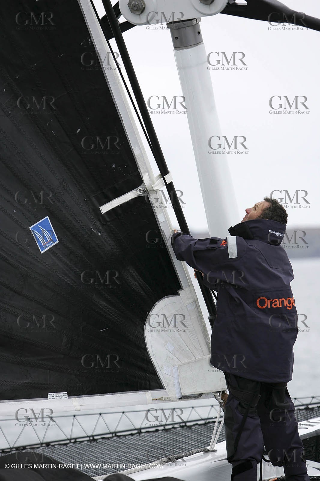 Trophée Jules Verne - Lorient - 30 12 04 - Orange II - Entraînement - A bord - Philippe Péché