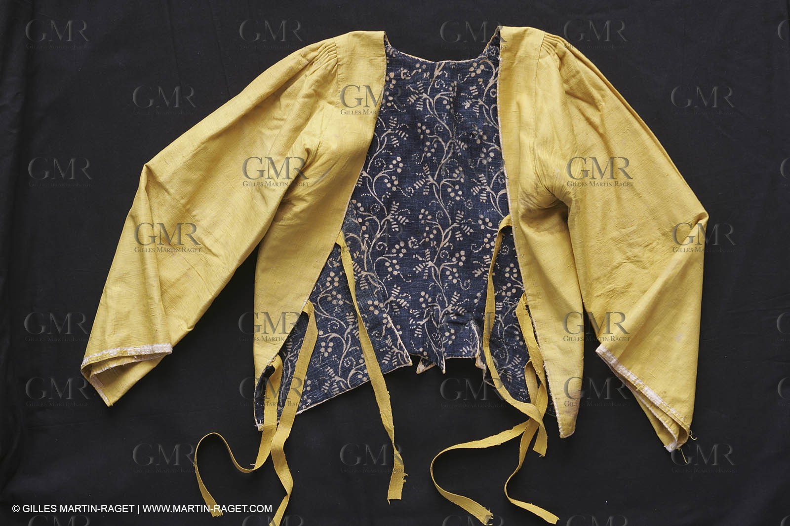 May 2004 - La Tour d'Aigues (FRA, 84) - Old costumes for women of the South exhibition