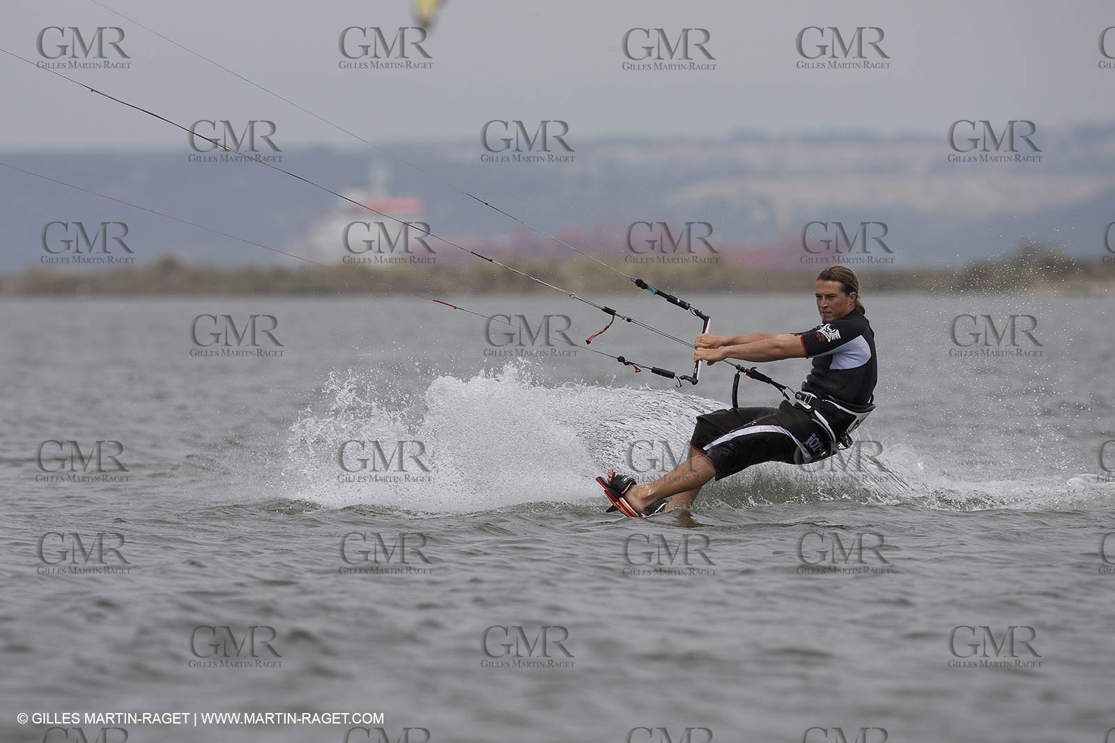 08 05 2008 - Port Saint Louis du Rhône (FRA, 13) - kite surfer Alexandre Caizergues training