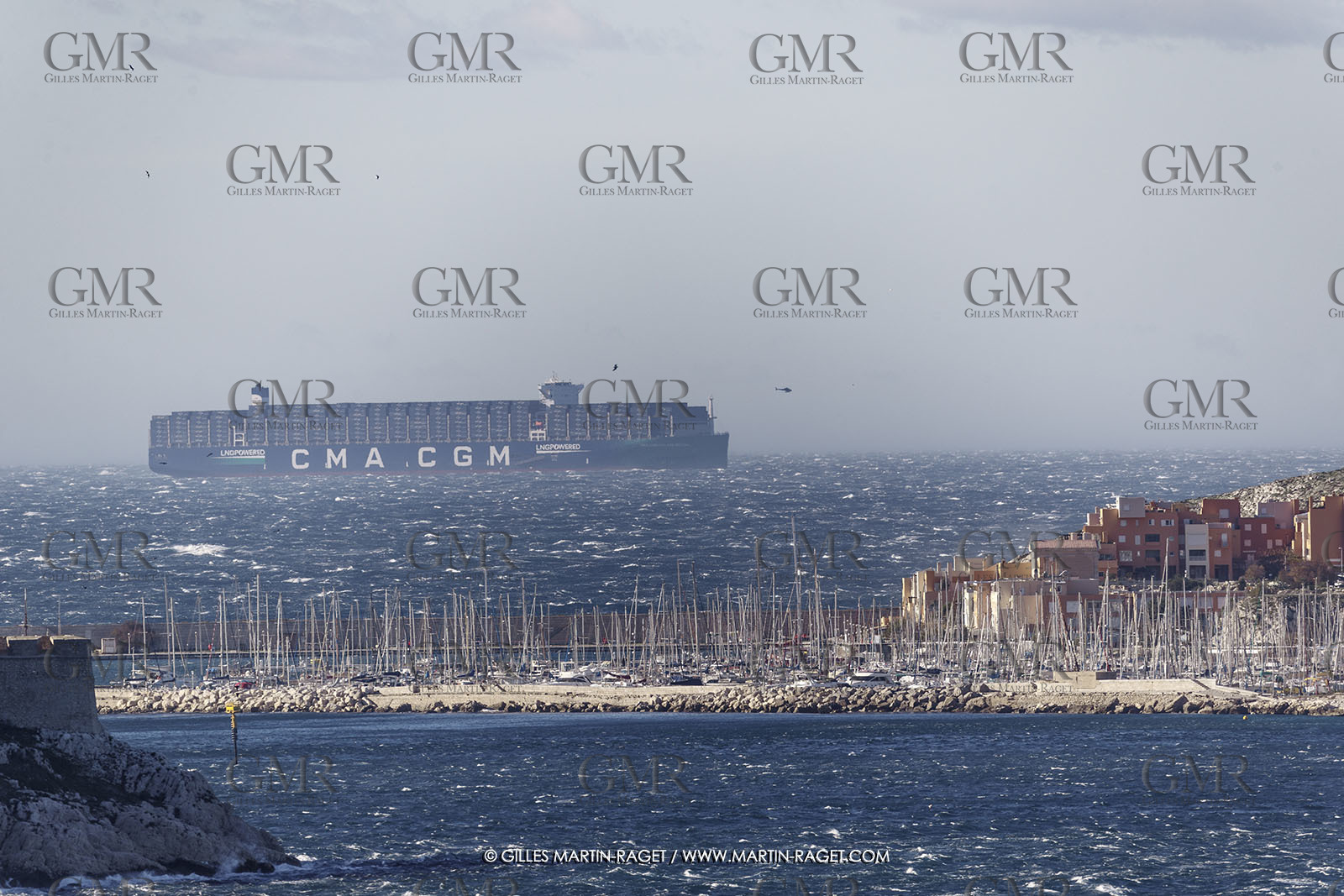 14 12 2023, Marseille (FRA), arrivée du Palais Royal, porte container armé par la CMA CGM, navire de 400 mètres de long, 67 mètres de large, qui transporte 23 000 conteneurs avec propulsion au GNL