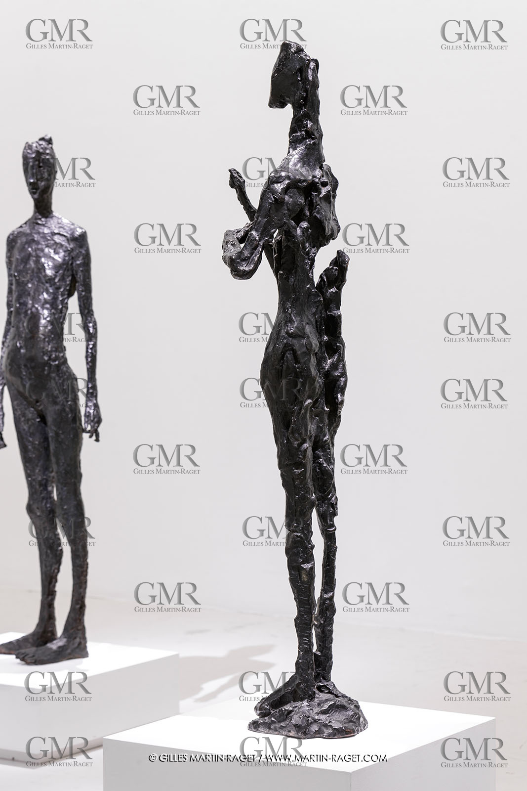 02 05 2023, Paris (FRA), oeuvre de Germaine Richier, Exposition Centre Pompidou 2023,  Le Grain 1955, Bronze patiné foncé, Numéroté 3 6, Fondeur : C. Valsuani, Paris, 145 x 33 x 36 cm, Collection M et Mme Sarti, Paris