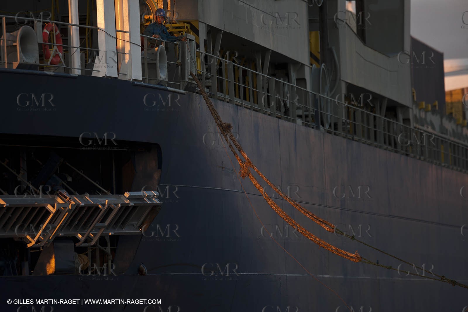 01 03 2011 - San Frnacisco (USA,CA) - Harbour operations - ship details - ship unloading - containers