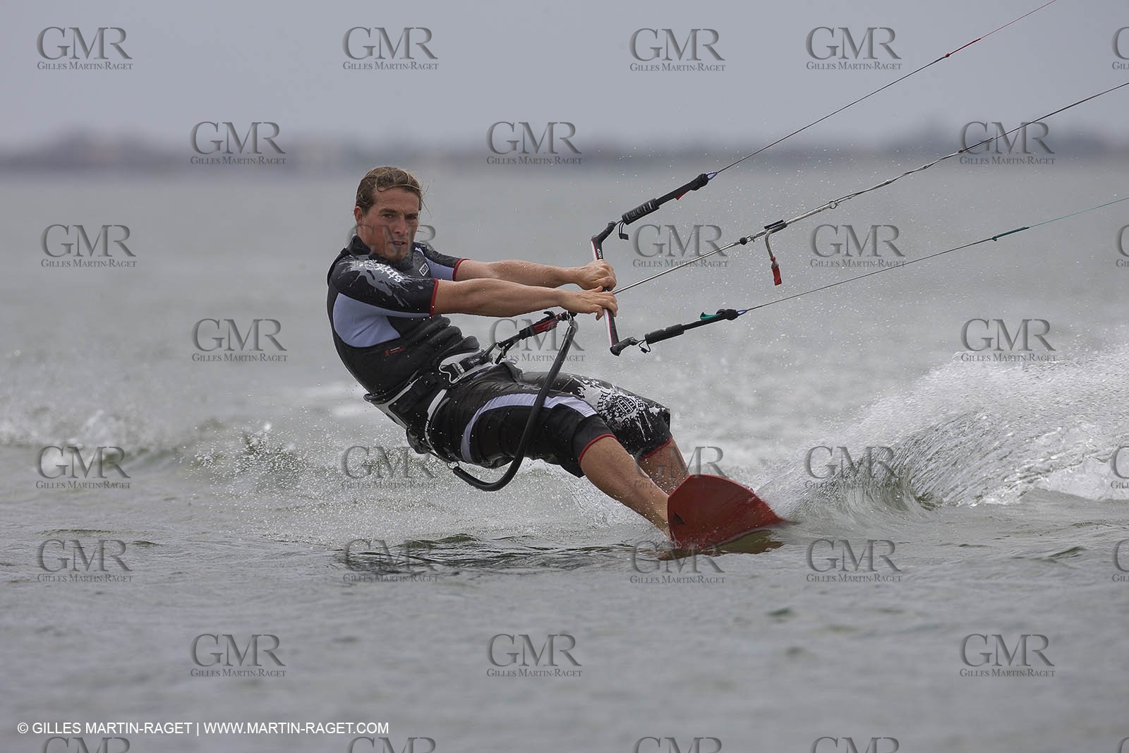 08 05 2008 - Port Saint Louis du Rhône (FRA, 13) - kite surfer Alexandre Caizergues training
