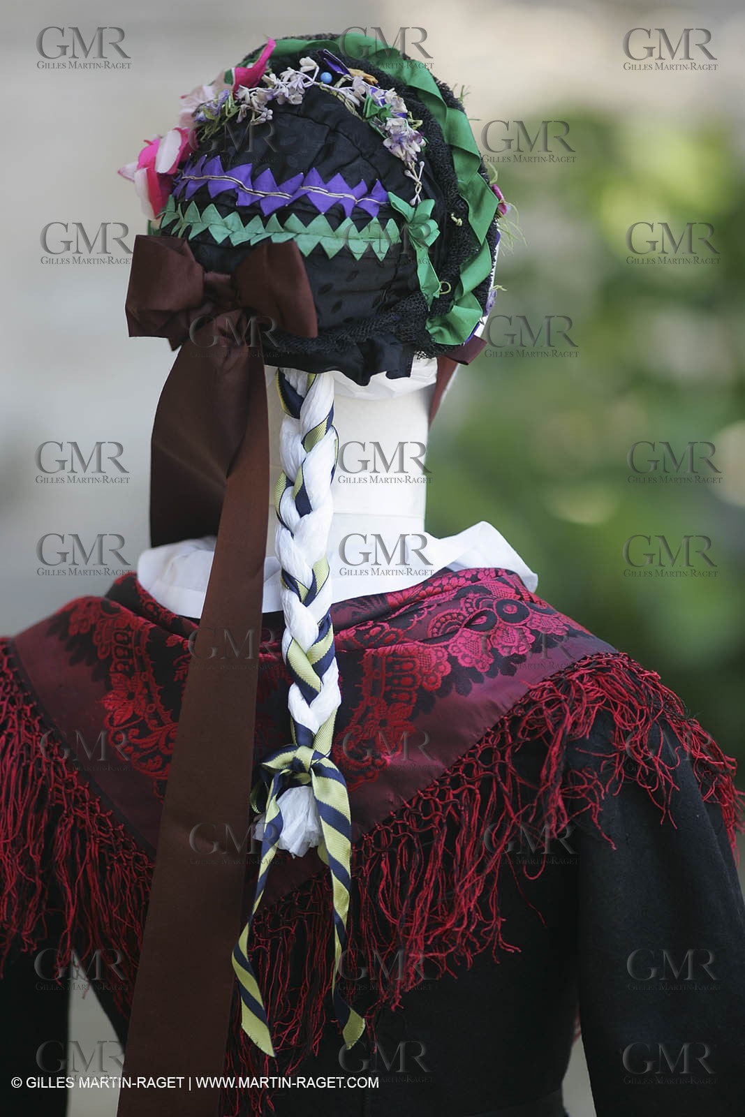 Mai 2004 - La Tour d'Aigues (FRA, 84) Costumes anciens pour l'exposition Femmes du Midi