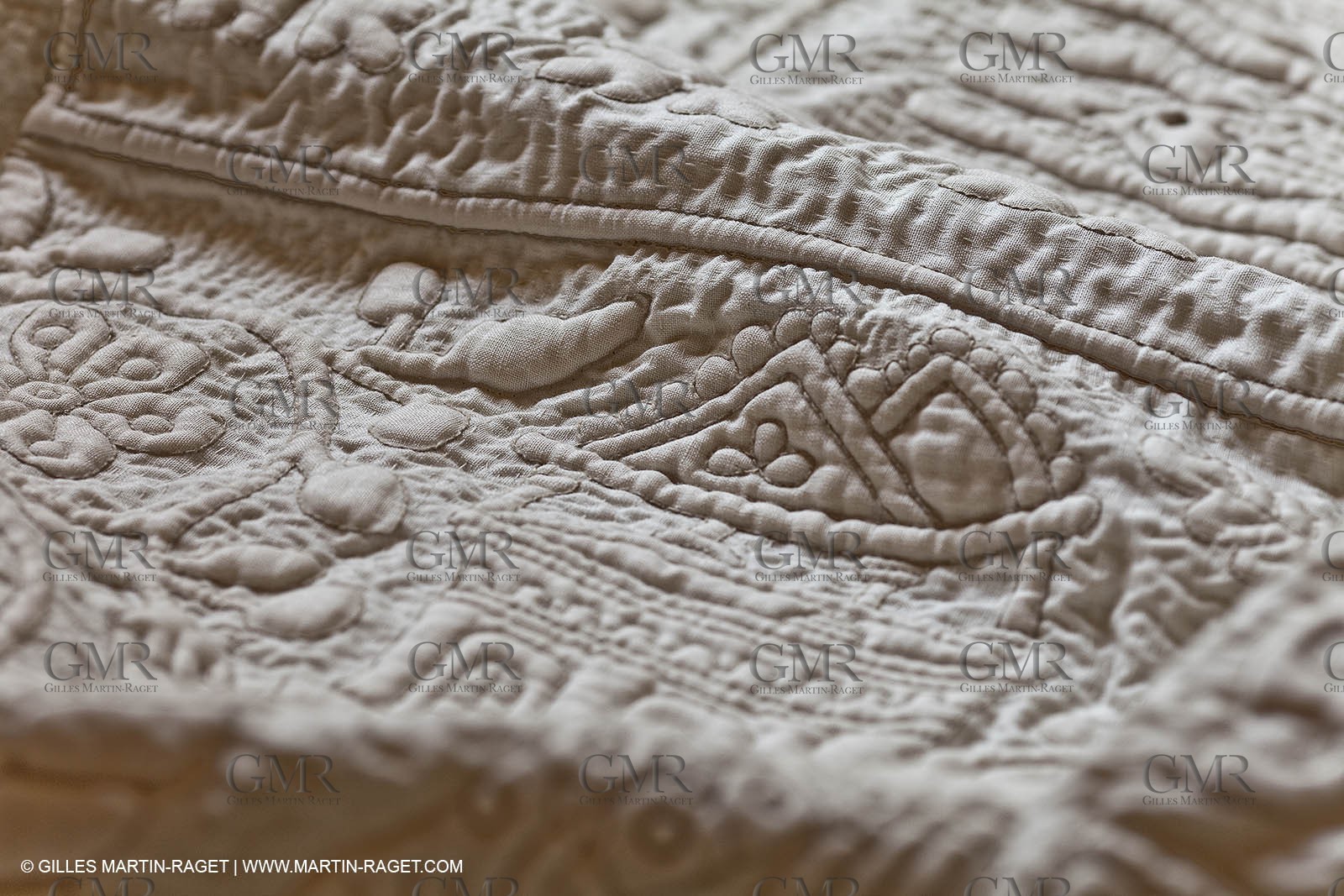 December 2009 - Boutis