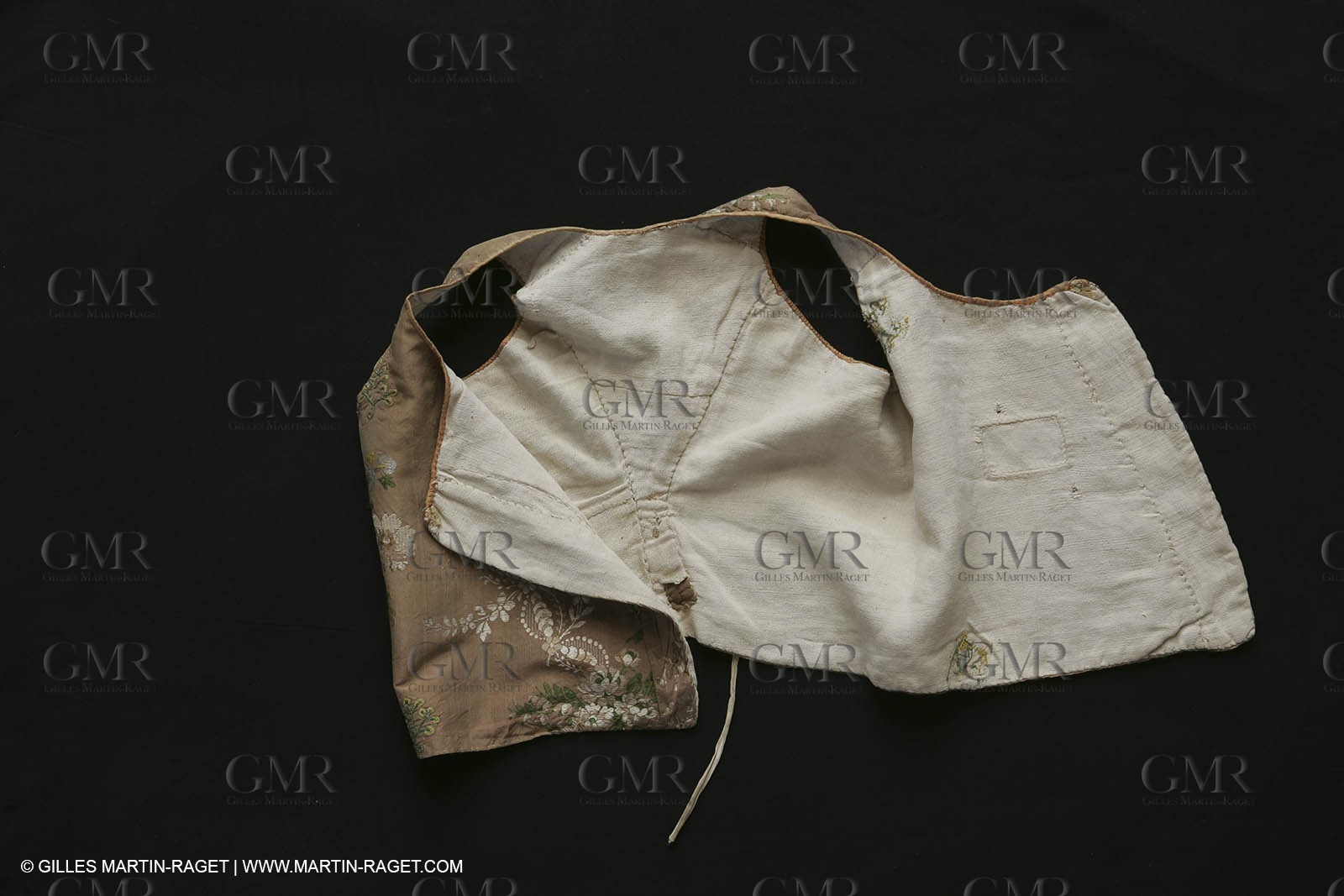 May 2004 - La Tour d'Aigues (FRA, 84) - Old costumes for women of the South exhibition