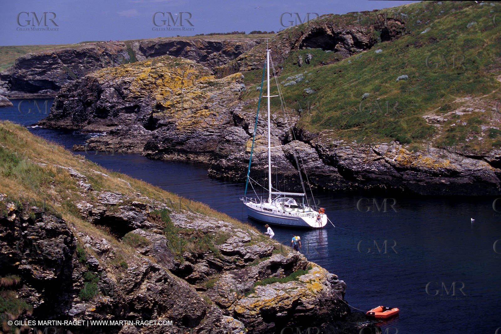 Monocoque de croisiere au mouillage