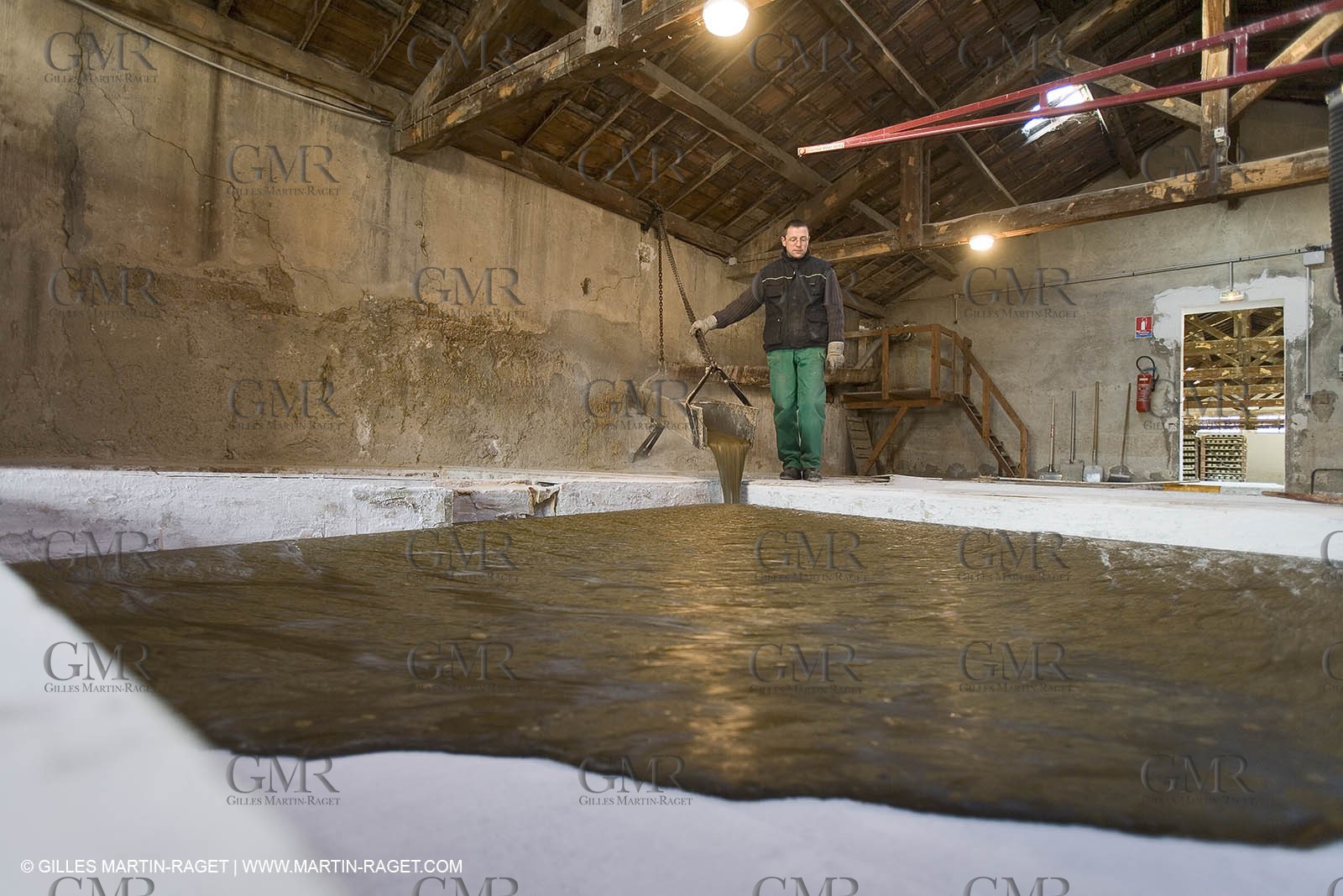 01 02 2007 - Salon de Provence - Fabrication traditionelle du savon de Marseille aux savonneries Marius Fabre - Coulée dans les bacs**01 02 2007 - Salon de Provence - Traditional soap of Marseille making at Marius Fabre soap maker - soap sent in open tanks
