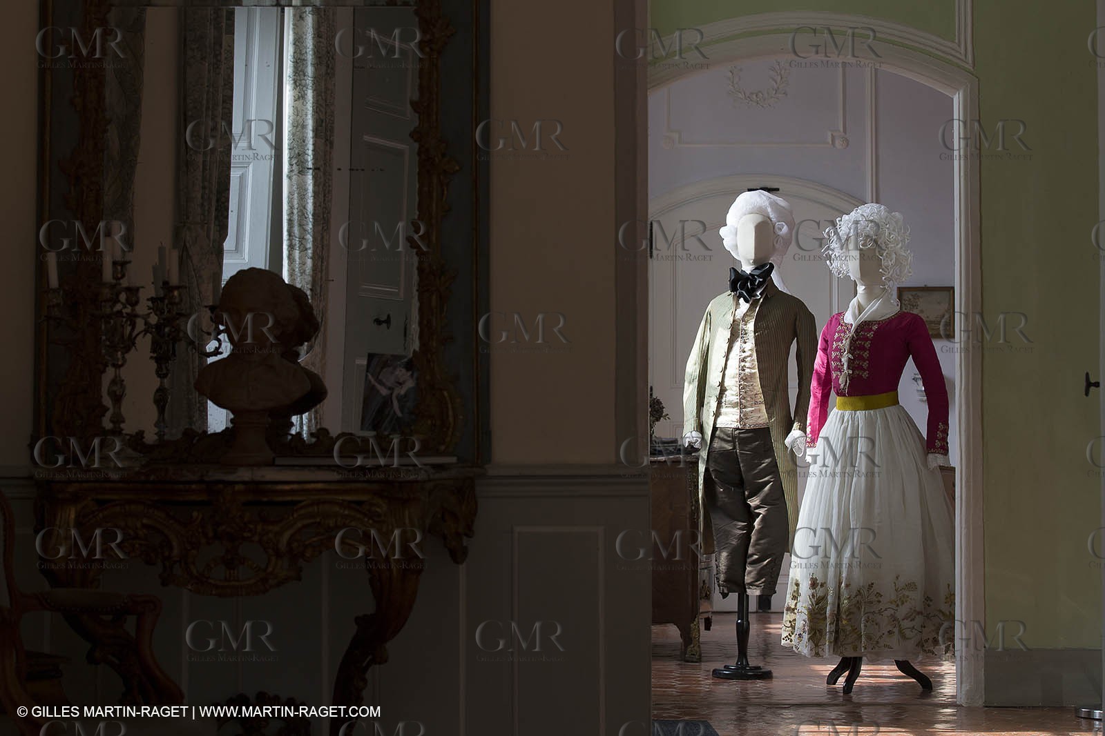 31 10 2013 - Ansouis (FRA,84) - Ansouis castle - Costumes of the exhibit Men costumes